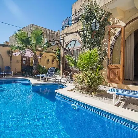 4 Bedroom With Private Pool *